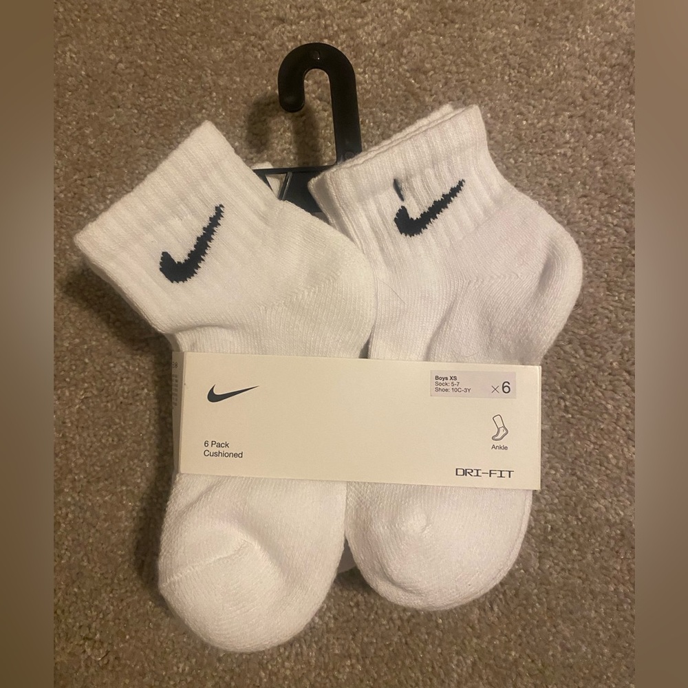 Boys Nike ankle, Dri-Fit socks in white. Size XS, shoe size 10C-3y